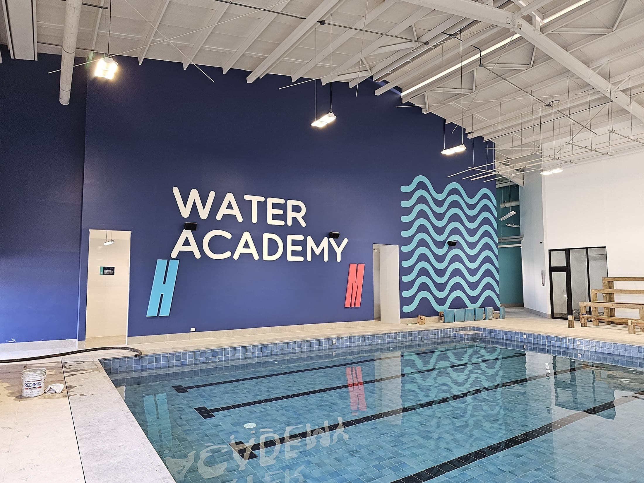 Rotulación especial de gran formato terminada en Water Academy